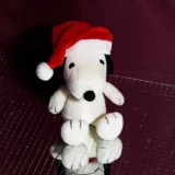 002 01 Peanuts Snoopy Sitting with Christmas Hat 17cm 02