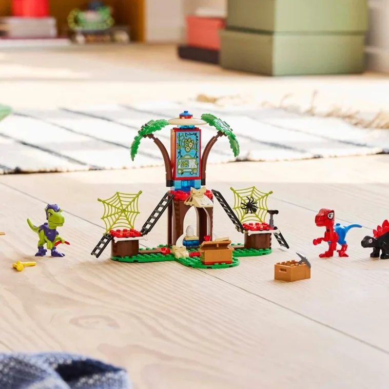 0228 Lego Marvel Spidey and Gobby Raptor Battle at Tree 11200 02