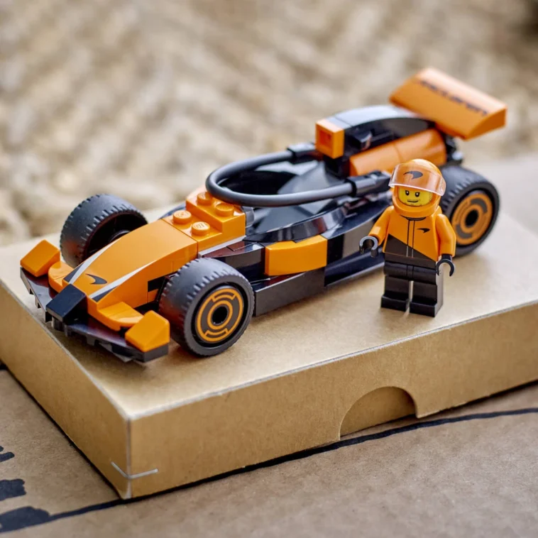 0402 LEGO City F1 Driver with McLaren Race Car 60442 02