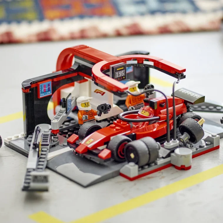 0403 LEGO City F1 Pit Stop and Pit Crew with Ferrari Car 60443 02