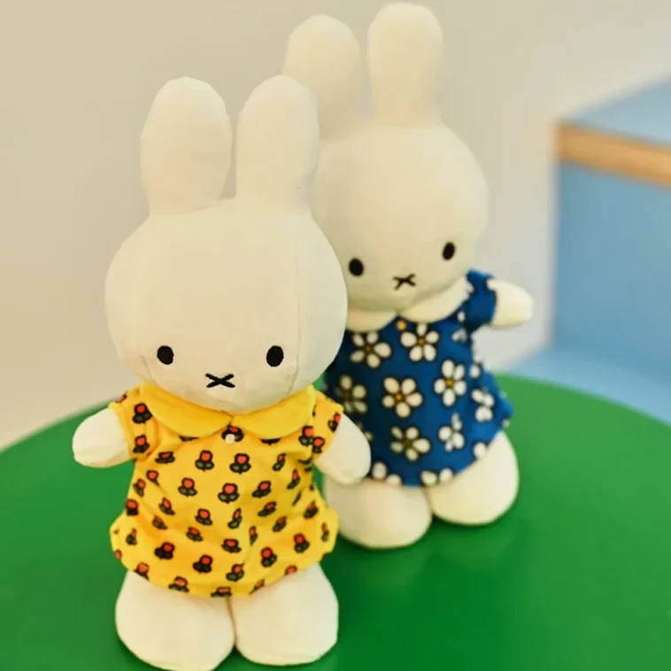 041 01 Miffy Standing Flower Dress 24cm 02